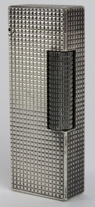 A vintage Dunhill silver plated lighter. US Patent: RE24163. 6.4 cm height. Condition report: Some