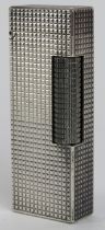 A vintage Dunhill silver plated lighter. US Patent: RE24163. 6.4 cm height. Condition report: Some
