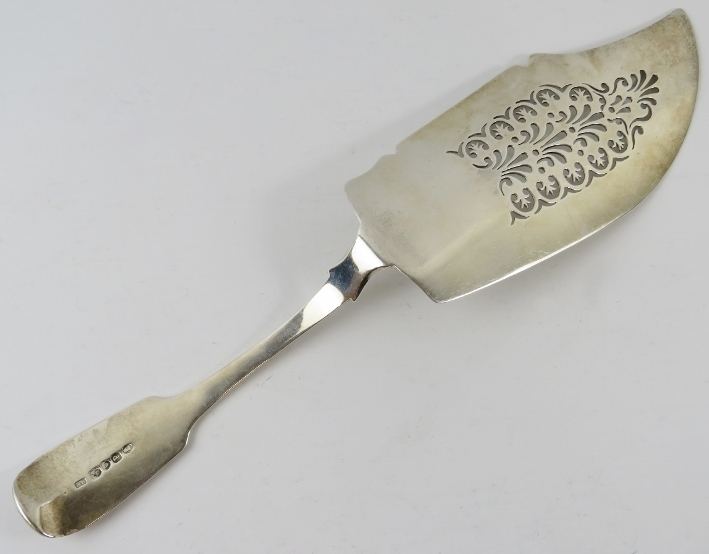 William IV silver fish slice with pierced blade, hallmarked for London 1830, maker Robert Hennell - Image 2 of 3