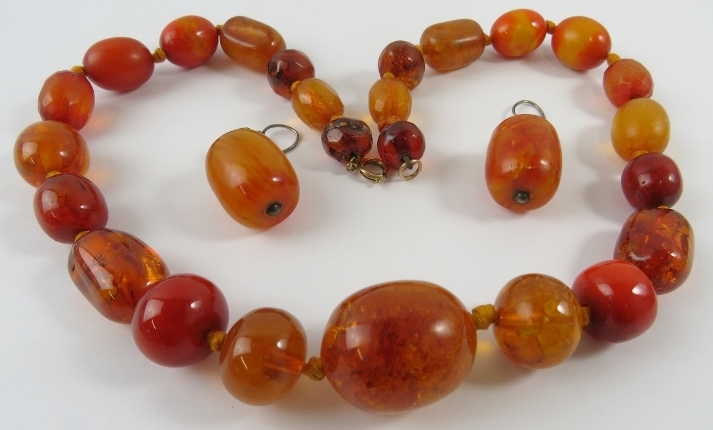 An amber graduated bead necklace and pair of earrings with hook fittings, the necklace 46cm long. - Image 2 of 2