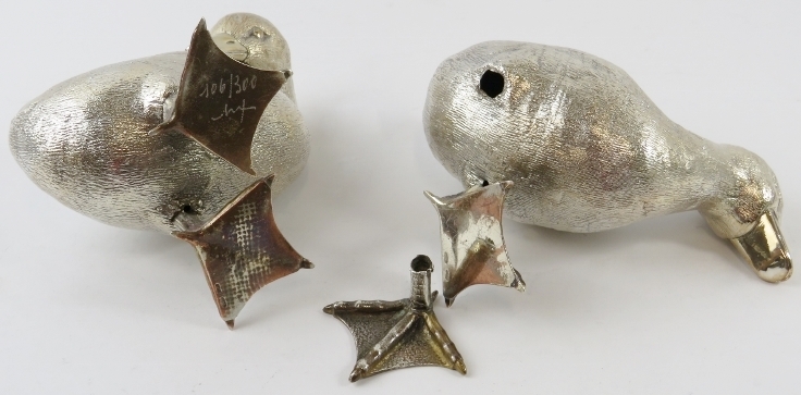 Pair of hollow silver duckling figures, limited edition 106/300, indistinctly signed. Marked 925 - Image 2 of 4