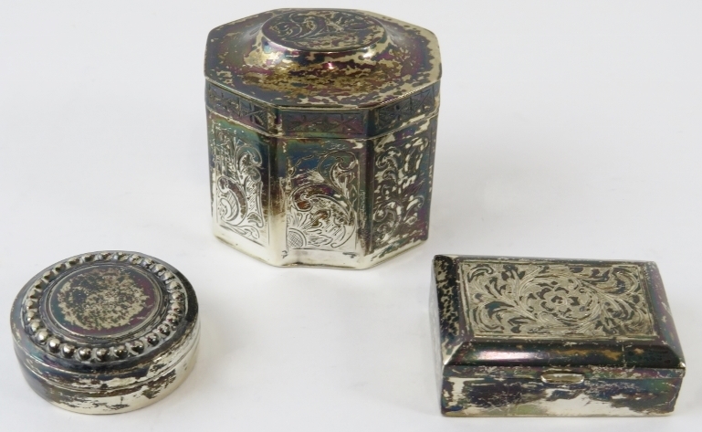 A mixed lot including a Dutch silver peppermint box, 2 white metal pill boxes, an unmarked albertina - Image 2 of 3