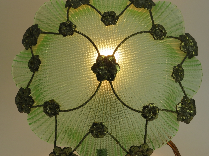 A vintage gilt metal and green glass lotus pad table lamp, early/mid 20th century. Decorated with - Bild 4 aus 4