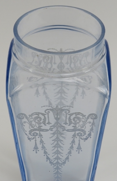 A rare American Art Deco Cambridge blue glass cocktail shaker, circa 1920s. Patent No: 1,703,334. Of - Image 3 of 5