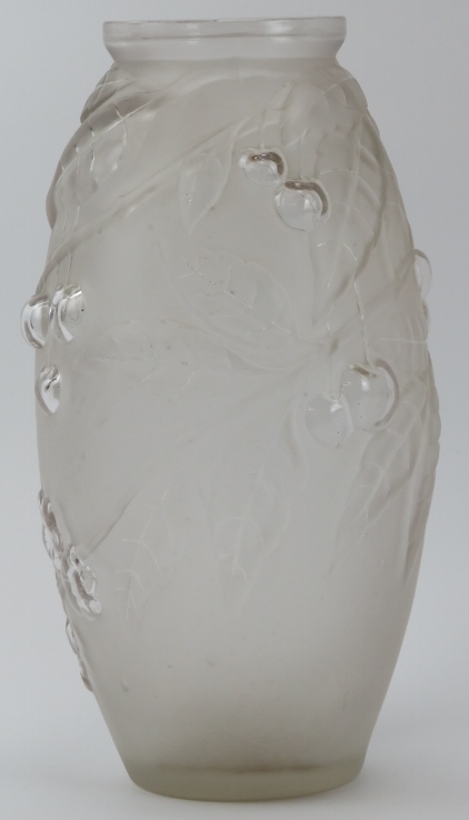 A French Verlys of Paris frosted glass vase, early/mid 20th century. Decorated with cherries, - Bild 2 aus 2