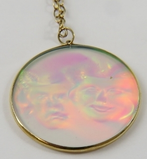 A 9ct yellow gold trace link chain with a novelty pendant inset a hologram depicting the Greek - Image 3 of 3