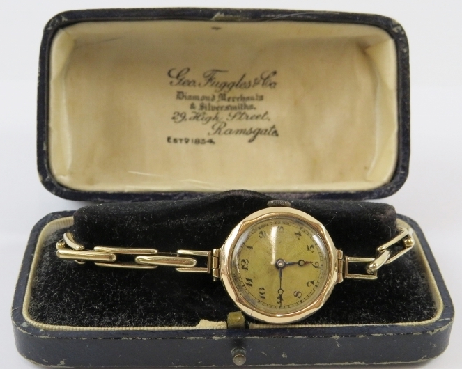 A lady’s 9ct yellow gold wristwatch with round case, fluted bezel, guilloche dial with Arabic - Image 3 of 4