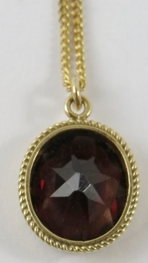 A 9ct yellow gold and garnet pendant with filed curb chain 45cm long, gross total weight 2.2gms - Image 3 of 5