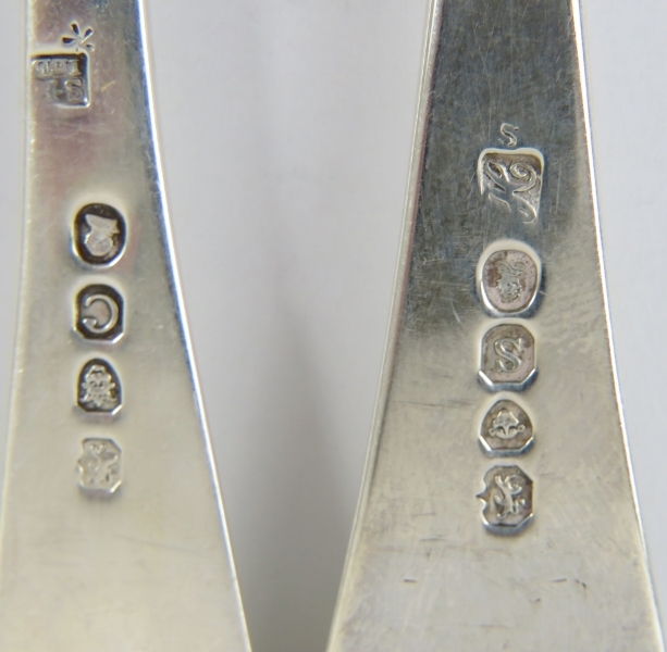 Set of 8 George III/IV silver table forks, hallmarked for 1818/1833, maker's marks rubbed. Length - Image 3 of 3