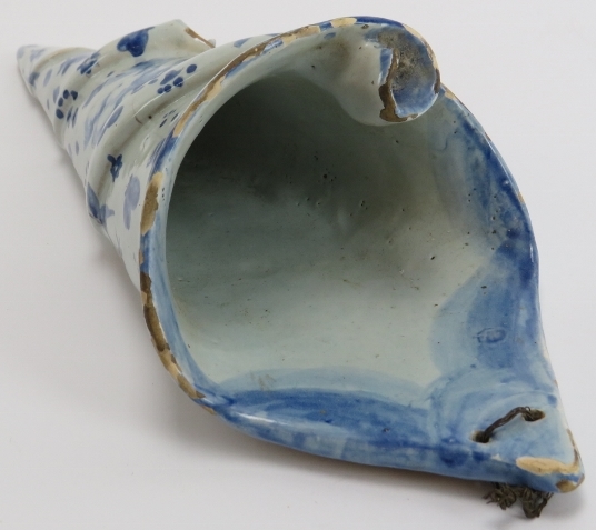 An English Delft tin glazed wall pocket. Possibly 18th century. 35.1 cm height. Condition report: - Bild 3 aus 4