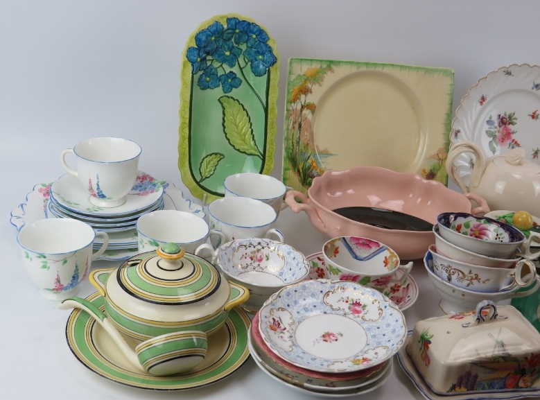 A large quantity of British and European porcelain wares, late 19th/20th century. Notable - Image 2 of 4