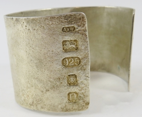A wide silver Artisanal cuff with textured finish, 4.2cm wide, 6.5cm diameter, feature hallmarks - Image 2 of 2