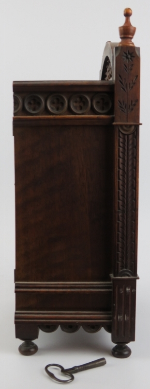 A Victorian Hogg & Shaw of Manchester oak mantel clock. Pendulum and key included. 37.5 cm height, - Bild 5 aus 5