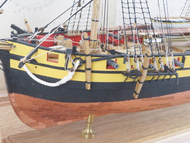 Maritime: A model of the 18-gun French Naval ship HMS Jalouse, 20th century. Finely hand crafted and - Image 6 of 6