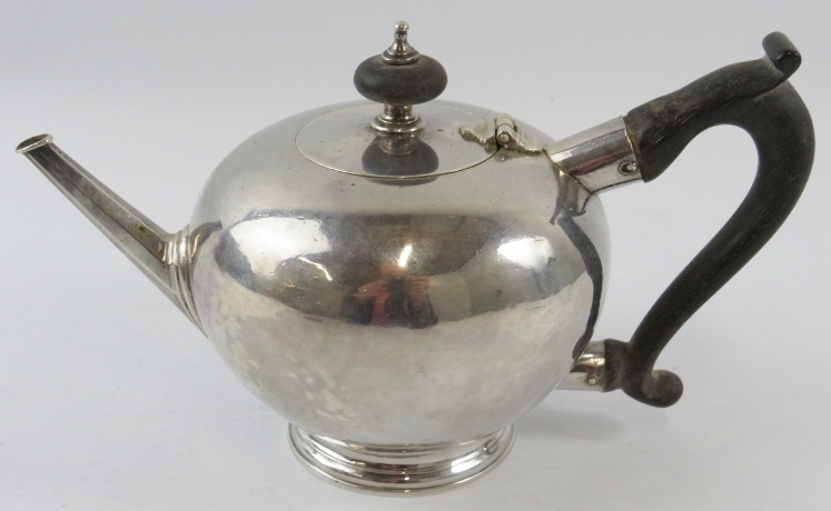 A rare George I silver saffron teapot with bullet form planished body, nonagonal spout and ebony - Image 2 of 3