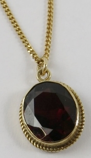 A 9ct yellow gold and garnet pendant with filed curb chain 45cm long, gross total weight 2.2gms - Image 2 of 5