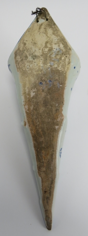 An English Delft tin glazed wall pocket. Possibly 18th century. 35.1 cm height. Condition report: - Image 2 of 4