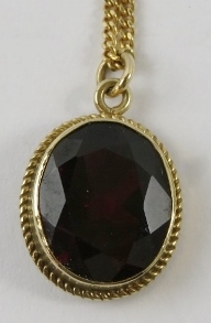 A 9ct yellow gold and garnet pendant with filed curb chain 45cm long, gross total weight 2.2gms - Image 5 of 5