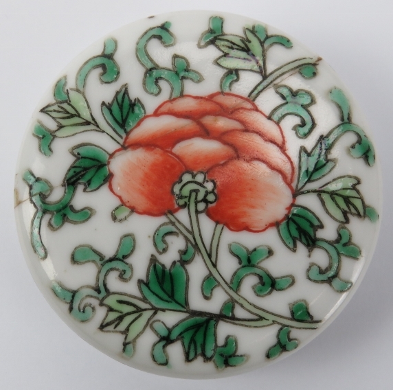 A Chinese famille verte ginger jar, late 19th/early 20th century. Overglaze decorated with flowers - Bild 3 aus 5