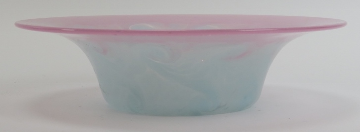 A Scottish Monart pink and blue glass bowl, early/mid 20th century. Label applied beneath. 21.5 cm - Image 2 of 3