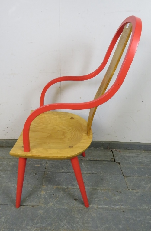 A contemporary artisan made Windsor chair, having a burr oak central splat above a light ash - Image 3 of 4