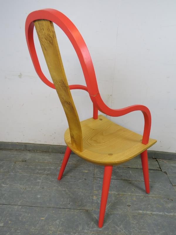 A contemporary artisan made Windsor chair, having a burr oak central splat above a light ash - Image 4 of 4