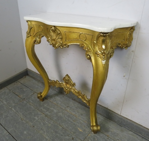 A vintage French giltwood console table, the white marble serpentine top on an ornate giltwood - Bild 3 aus 4