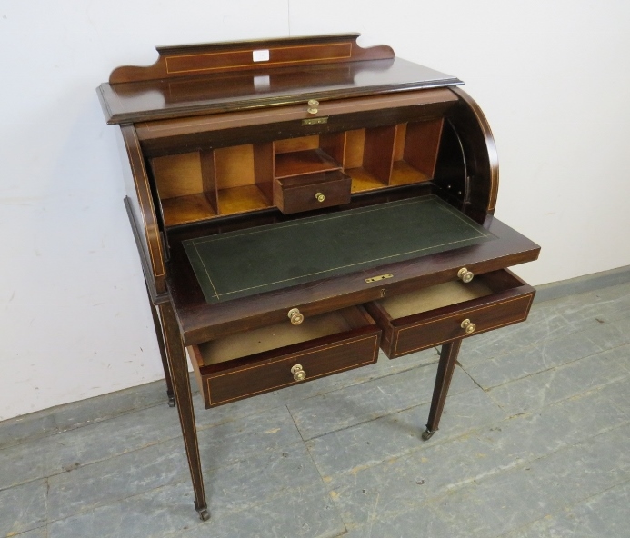 An Edwardian mahogany cylinder writing desk strung with boxwood, the lid opening onto a fitted - Bild 4 aus 4