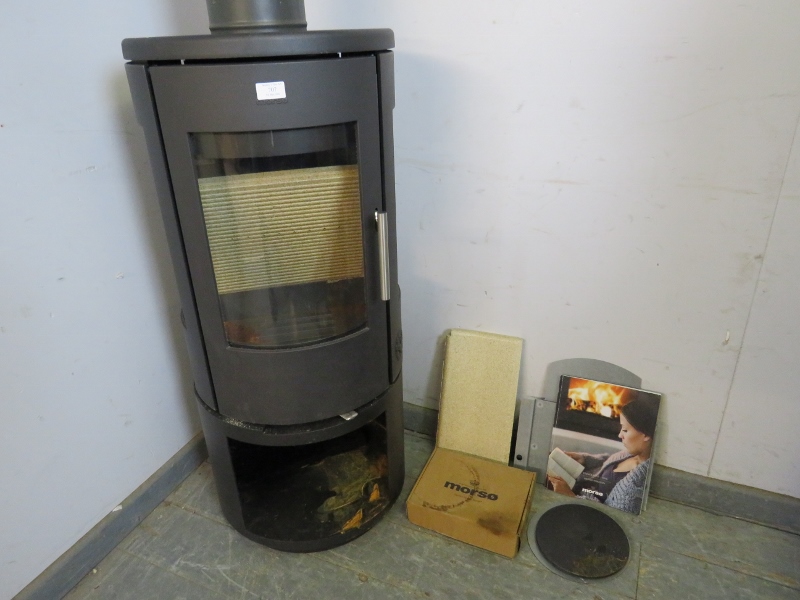 A contemporary cast-iron multifuel stove by Morso (model 7443) having a curved glass door with - Image 4 of 5