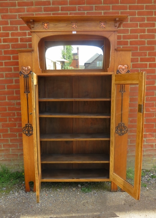 An Arts & Crafts light oak glazed cabinet in the manner of Glasgow school, the stepped cornice above - Bild 4 aus 6