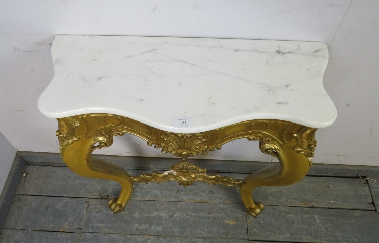 A vintage French giltwood console table, the white marble serpentine top on an ornate giltwood - Bild 2 aus 4