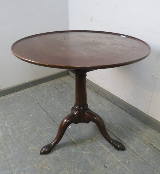 A George III mahogany ‘birdcage’ tilt-top table, the dished top above a plain tapering column with - Bild 4 aus 4