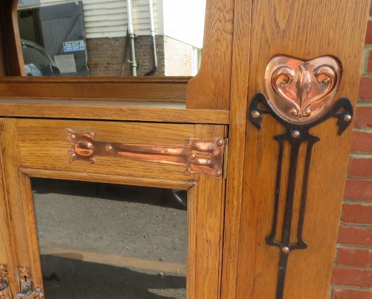 An Arts & Crafts light oak glazed cabinet in the manner of Glasgow school, the stepped cornice above - Bild 5 aus 6