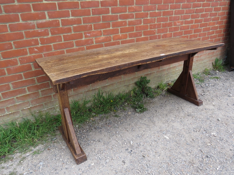 A 19th century Arts & Crafts oak refectory table, the roughly hewn planked top on braced end - Bild 3 aus 3
