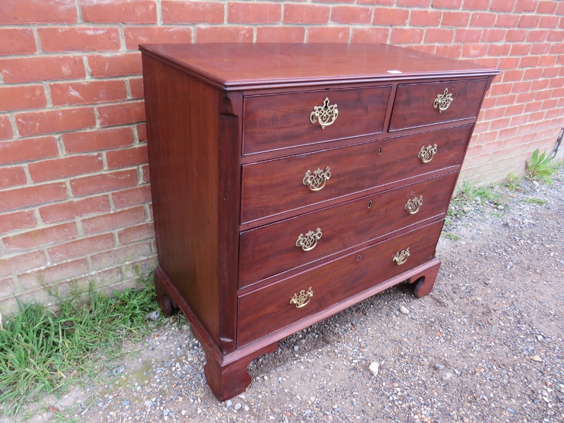 A Georgian mahogany chest of good colour, housing two short above three long graduated cock-beaded - Bild 2 aus 3