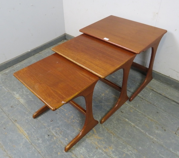 A set of three mid-century teak graduated nesting tables by G-Plan, on curved supports with - Bild 3 aus 3