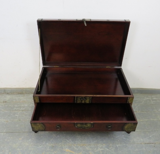 A Chinese hardwood chest, having engraved brass mounts, the hinged top compartment above one long - Bild 3 aus 4