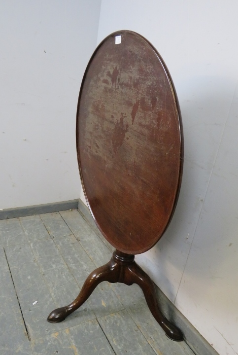 A George III mahogany ‘birdcage’ tilt-top table, the dished top above a plain tapering column with - Bild 2 aus 4