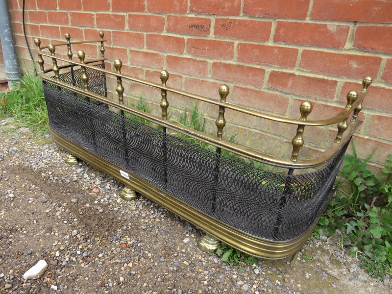 An Edwardian brass and wire mesh fire fender, the ball finials above turned brass spindles, with - Bild 3 aus 3