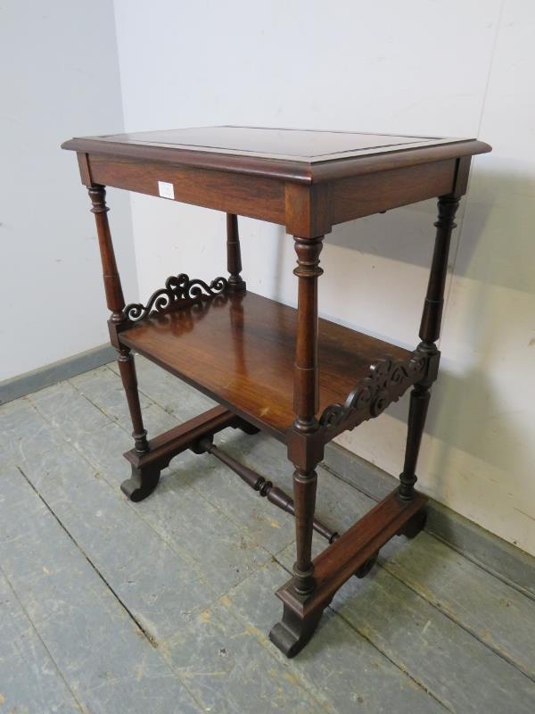 A fine quality 19th century rosewood two-tier whatnot in the manner of Gillows, the top with - Bild 2 aus 4