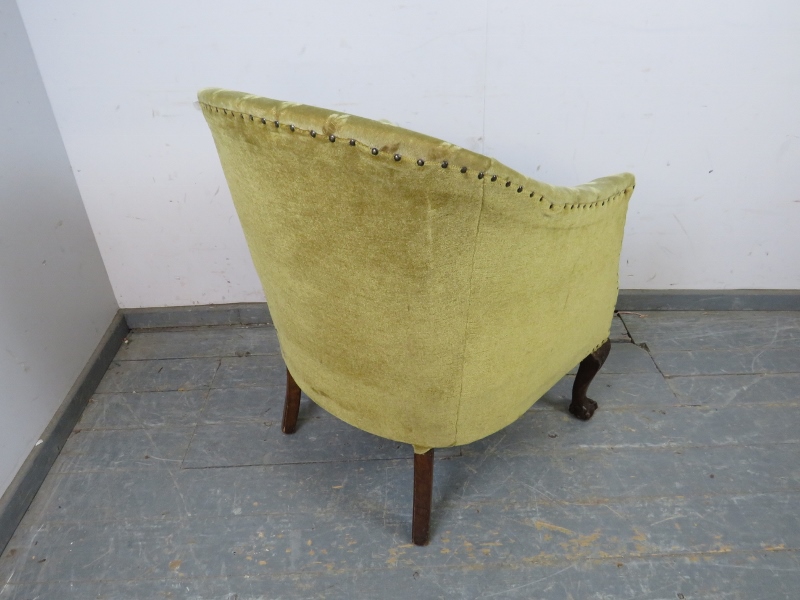 An antique mahogany tub chair in the Georgian taste, upholstered in patterned material with brass - Bild 4 aus 4