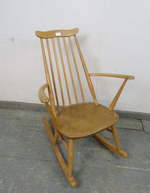 A mid-century blond elm & beech ‘Goldsmiths’ rocking chair by Ercol (model 435) on canted supports - Bild 4 aus 4