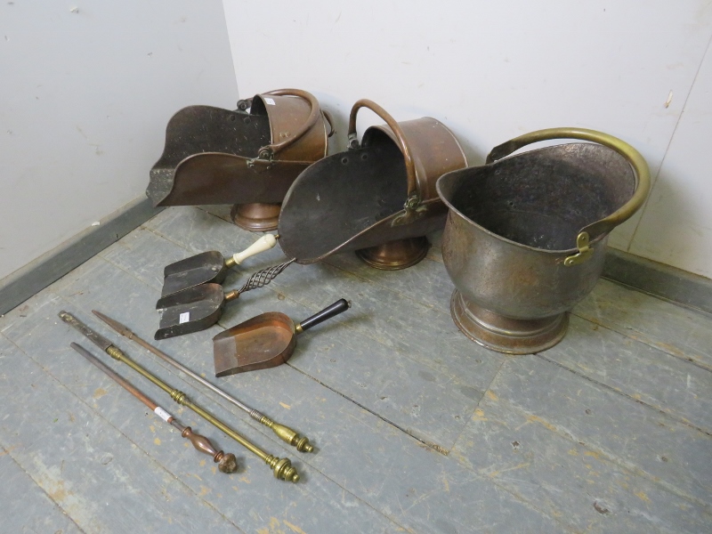 A mixed lot of antique brass and copper comprising three coal scuttles with scoops and three pokers. - Bild 2 aus 2