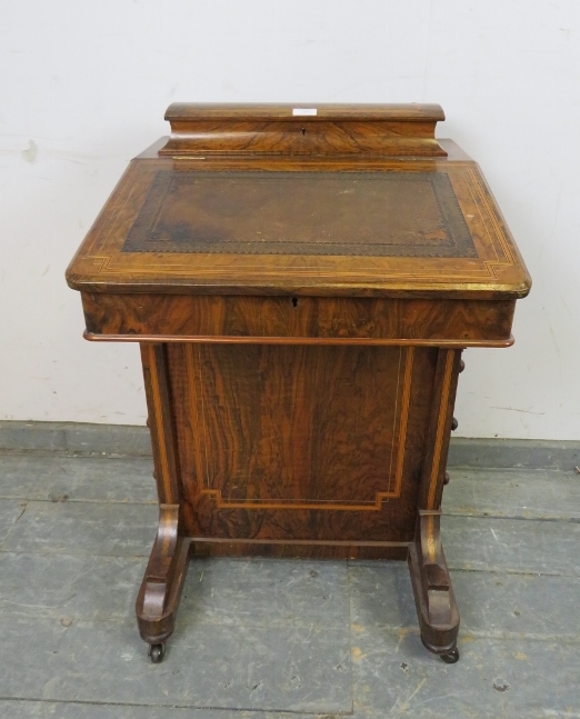 A Victorian figured walnut Davenport, inlaid and crossbanded, the gallery opening onto fitted - Bild 2 aus 4