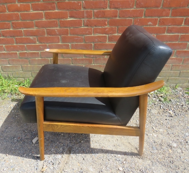 A mid-century style elm lounge chair by West Elm, upholstered in supple black leather - Bild 4 aus 4