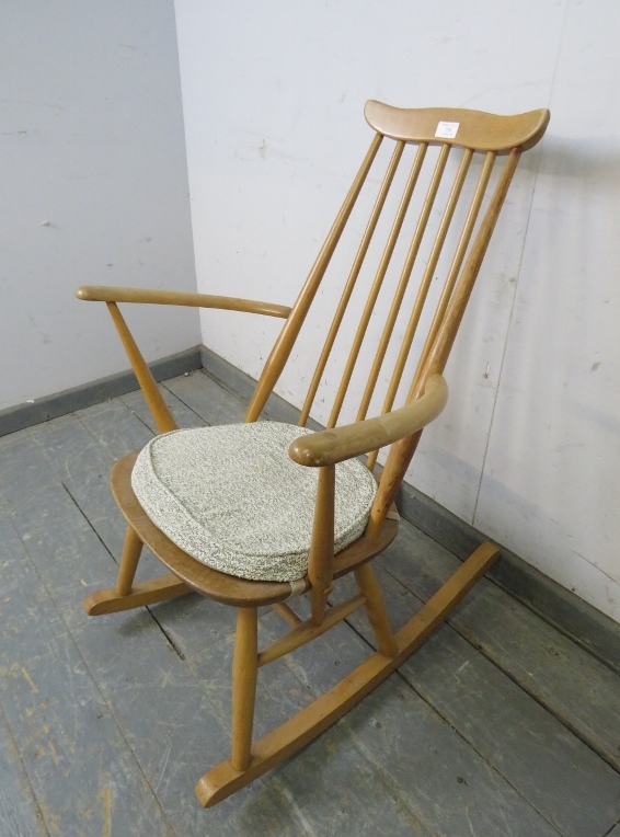 A mid-century blond elm & beech ‘Goldsmiths’ rocking chair by Ercol (model 435) on canted supports - Bild 2 aus 4
