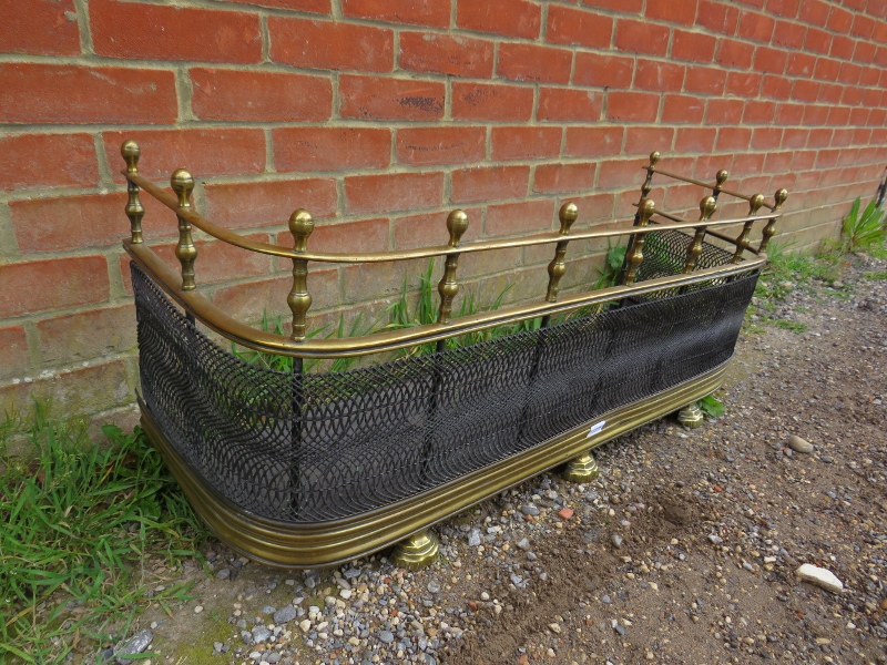 An Edwardian brass and wire mesh fire fender, the ball finials above turned brass spindles, with - Image 2 of 3