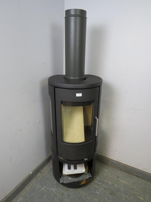 A contemporary cast-iron multifuel stove by Morso (model 7443) having a curved glass door with - Bild 5 aus 5