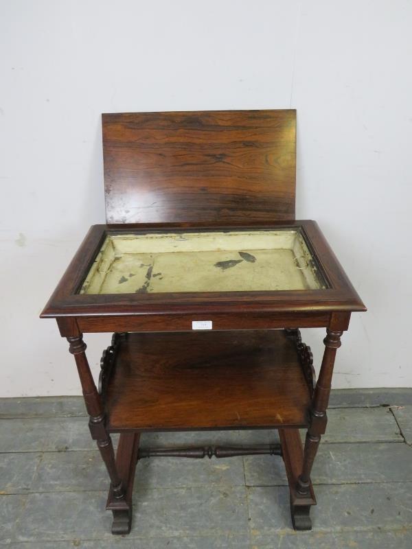 A fine quality 19th century rosewood two-tier whatnot in the manner of Gillows, the top with - Bild 3 aus 4
