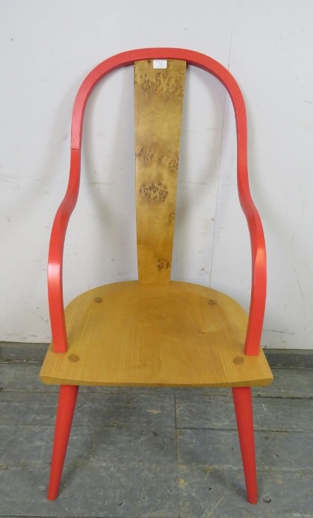 A contemporary artisan made Windsor chair, having a burr oak central splat above a light ash - Image 2 of 4